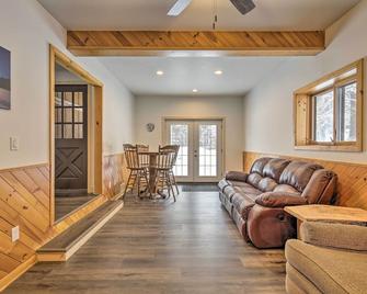 Deerskin Lodge with Boat Dock and Fire Pit! - Eagle River - Huiskamer