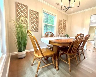 Charming 3-bedroom house well centralized in Waycross. - Waycross - Їдальня