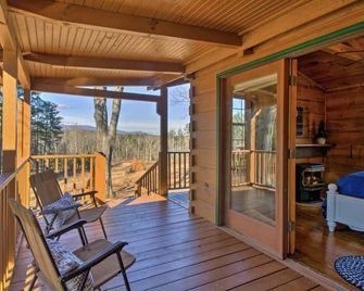 Rustic Refuge- Cabin with Mountain Views see also VRBO #3942030 on Mount Carmel - Landrum - Balcony