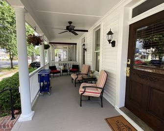 Victorian home just a block from the water in historic Havre de Grace! - Havre de Grace - Patio