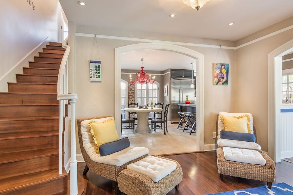 Hale Mahie by Gather: Spanish Colonial Historic Home w/ Ocean Views & AC - هونولولو - غرفة معيشة