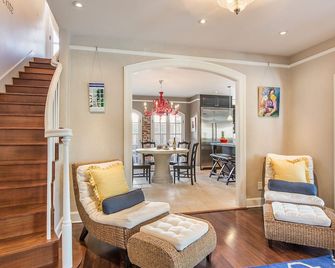 Hale Mahie by Gather: Spanish Colonial Historic Home w/ Ocean Views & AC - Honolulu - Olohuone