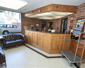 Columbus Motor Inn - San Francisco - Front desk