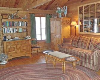 Romantic Log Cabin on Privately-Owned Lake with Fireplace - Stanfordville - Sala de estar