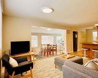 Tide's Rest a Coastal Escape Near Wickford - North Kingstown - Living room