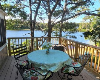 Waterfront Cottage on Private Pond minutes from the Ocean and Bay - Eastham - Balcony