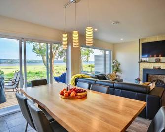Phénicia House | Waterfront view - Sainte-Anne-de-Beaupré - Dining room