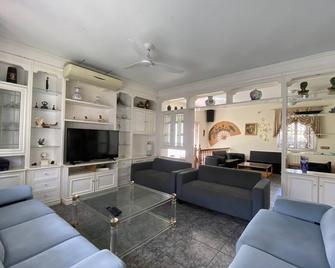R161 Villa França 2 piscinas, jardín, tenis - Calafell - Wohnzimmer