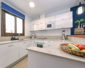 Casa Bleu 2 floors ,2 bedrooms ,equipped kitchen ,balcony ,terrace and grill - Puerto Calero - Kitchen