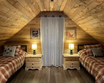 The Peace of Paradise Cabin 5 mi from the Nisqually entrance to Mt.Rainier - Eatonville - Bedroom