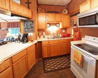 Derby Private Tack House - Pendleton - Kitchen