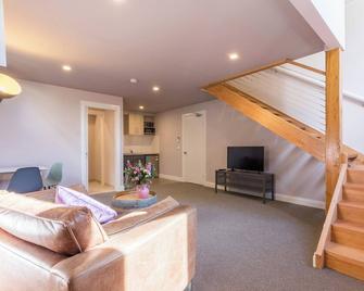 The Old Mechanics - Healesville - Living room