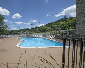 Ski/MTB/Golf Condo (#115) - Slope side | Ski slope & Resort views | Walk-in access! - Basye - Piscina