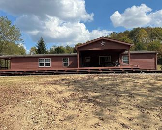 Cozy, Private, 4-Bedroom Cabin On 40 Acres. - Markleton - Building