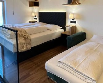 Apartment Pass Thurn, shower, WC, living/bedroom - Dorferwirt - Bramberg am Wildkogel - Schlafzimmer