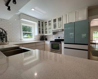 This is a premier location for Elk viewing and hiking the upper Buffalo River. - Ponca - Kitchen