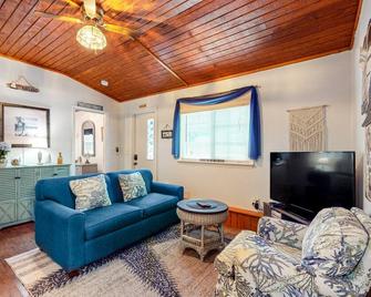 Crescent Beach Bungalow - Crescent Beach - Living room