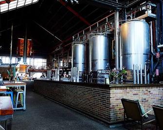 New Listing - Balinese Style Studio Retreat! - Fremantle - Bar