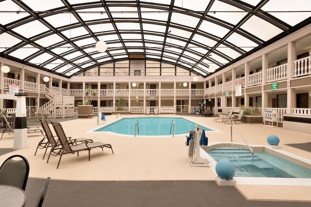 AmericInn by Wyndham Janesville - Janesville - Zwembad