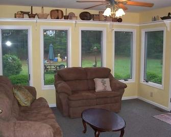 Waterfront Chesapeake Bay Retreat. - Salisbury - Living room