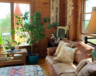 Jaw-Dropping Coastal Mountain & Ocean View Post & Beam Log Getaway - Rockport - Living room