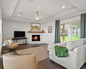 Lakefront Getaway w/ Hot Tub, Kayaks & Spacious Deck - Crosby - Sala de estar