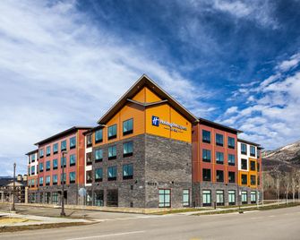 Holiday Inn Express & Suites Steamboat Springs By IHG - Steamboat Springs - Budova
