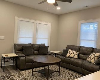 Lincolnton Rail Trail Downtown Family Home - Newly Renovated Walk to Main St and Splash Park - Cherryville - Wohnzimmer