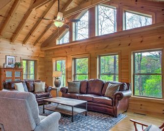 Hemlock Creek Cabin | Spacious Cabin with Game Room, Hot Tub, Fire Pit and Trails - Spruce Pine - Sala de estar