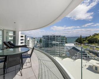 Oceanside Apartment with Iconic Views - Mount Maunganui - Balcony