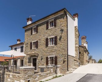 Residence Monte near Umag for 10 people with heated infinity pool, spa & play room - Momjan - Building