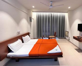 Hotel Sumanchandra Suites - Nashik - Bedroom