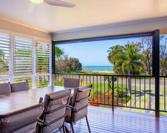 Welcome to the Jewel in the Crown at Kinka Beach. - Yeppoon - Balkon