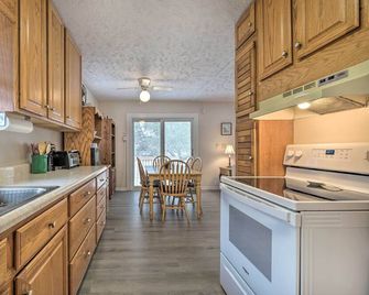 Cozy Oak Island House 1 Mi to Beaches! - Oak Island - Cocina