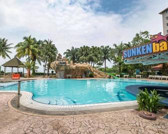 Glory Beach Resort - Port Dickson - Piscina