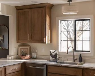 Hilltop Family Retreat - Goshen - Keuken