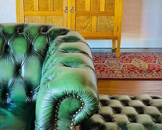 Stunning Historic Property for Groups – Soaring Ceilings, Fireplaces & Sleeps 17 - Boorowa - Sala de estar