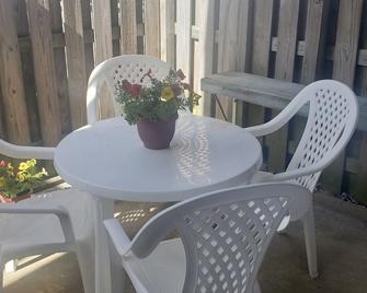 Ocean Side Beach Condo in Family Friendly Community! Oceanfront pool!! - Pine Knoll Shores - Patio