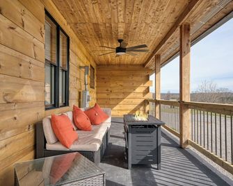 Spacious unique Private 3- unit fully equipped Getaway sleeps 17 - Crossville - Balcony