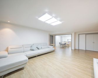 Gyeongju Elegance Hotel - Gyeongju