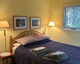 Cozy cottage in woods, 5-min walk to ocean & town - Southwest Harbor - Bedroom