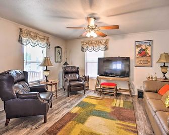 Peaceful Portales Escape w/ Patio & Grill! - Portales - Huiskamer