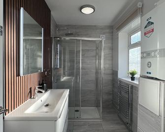 The Place With King Beds, Ensuite Bathro - Rostherne - Bathroom