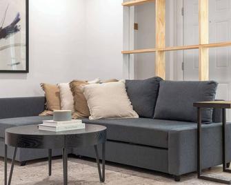 Newly Updated 1 Br Flat Near Downtown A2 - Ann Arbor - Living room