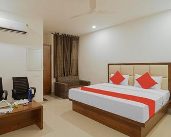 Super OYO Flagship Hotel Golfview - Panchkula - Bedroom