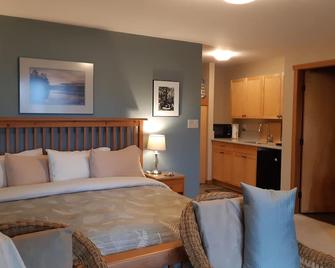 Reef Point Oceanfront Bed and Breakfast - Ucluelet - Bedroom