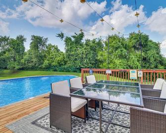 'Hidden Paradise' on 5 Acres w/ Hot Tub & Deck! - Florissant - Pool