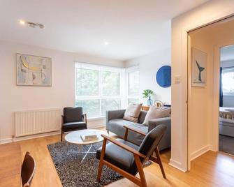 Modern 2 bed BroomPark/Central apt. with Parking - Glasgow - Pokój dzienny