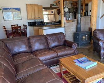 Rare Find! Quiet, Strawbale Home with Epic Mountain Views and Hiking - Crestone - Sala de estar
