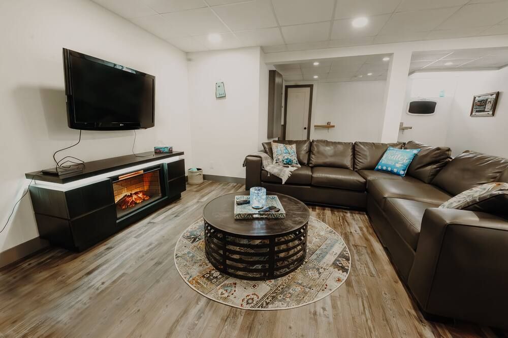 Fully Renovated Vintage Lake House steps from the lake and local amenities - Sylvan Lake - Wohnzimmer